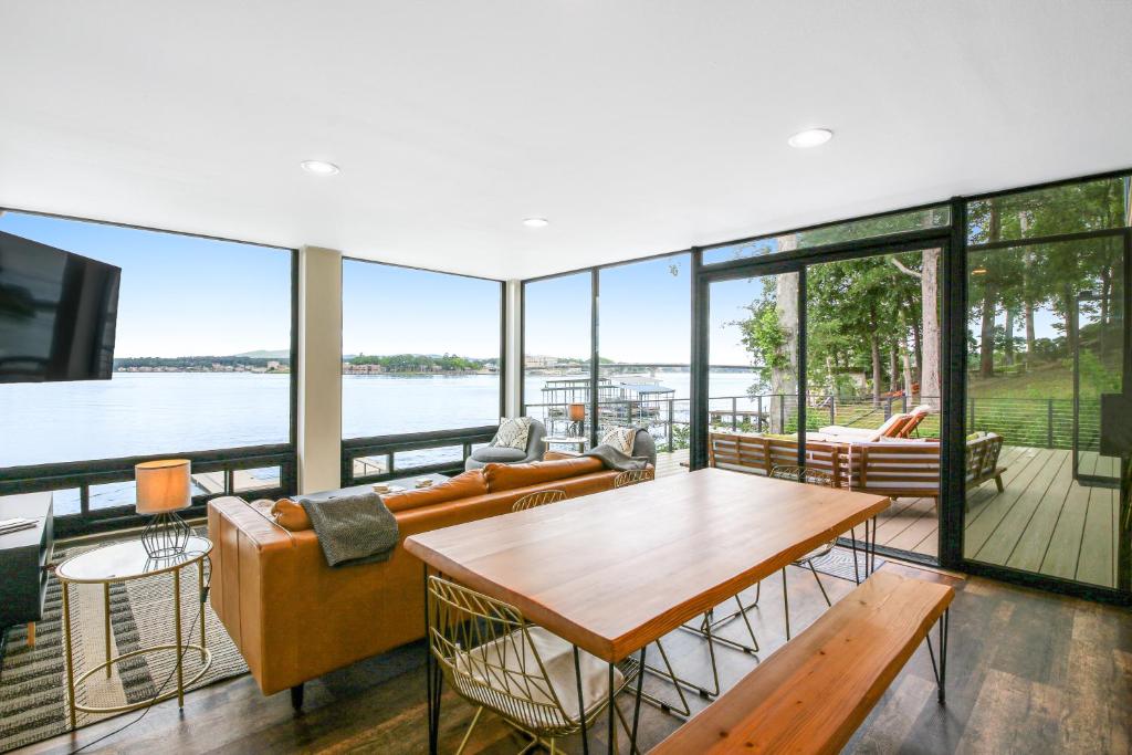 Luxury Container Home by the Lake – Hot Springs Design