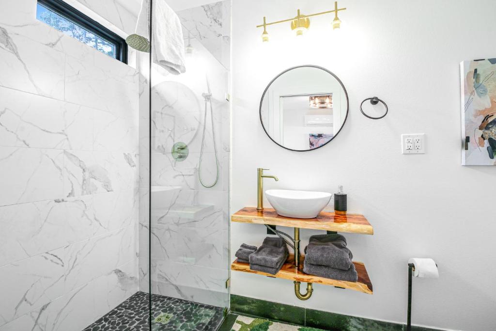 Luxury Container Home by the Lake – Hot Springs Design