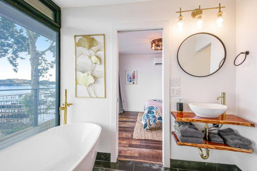Luxury Container Home by the Lake – Hot Springs Design