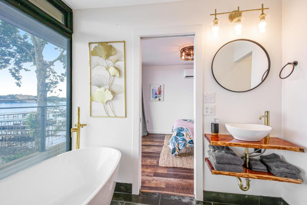 Luxury Container Home by the Lake – Hot Springs Design