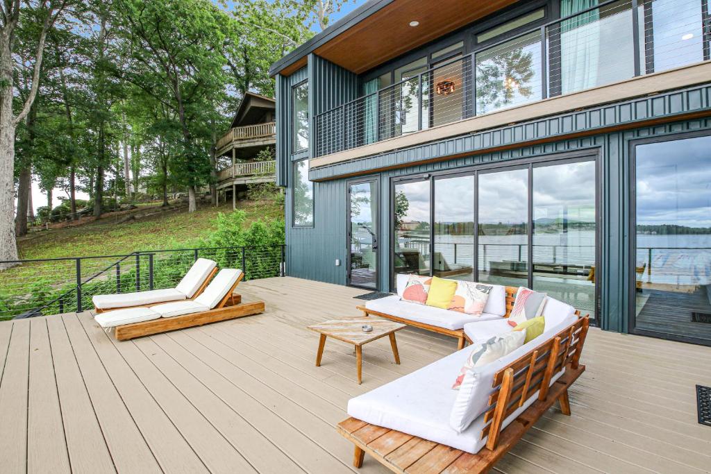 Luxury Container Home by the Lake – Hot Springs Design