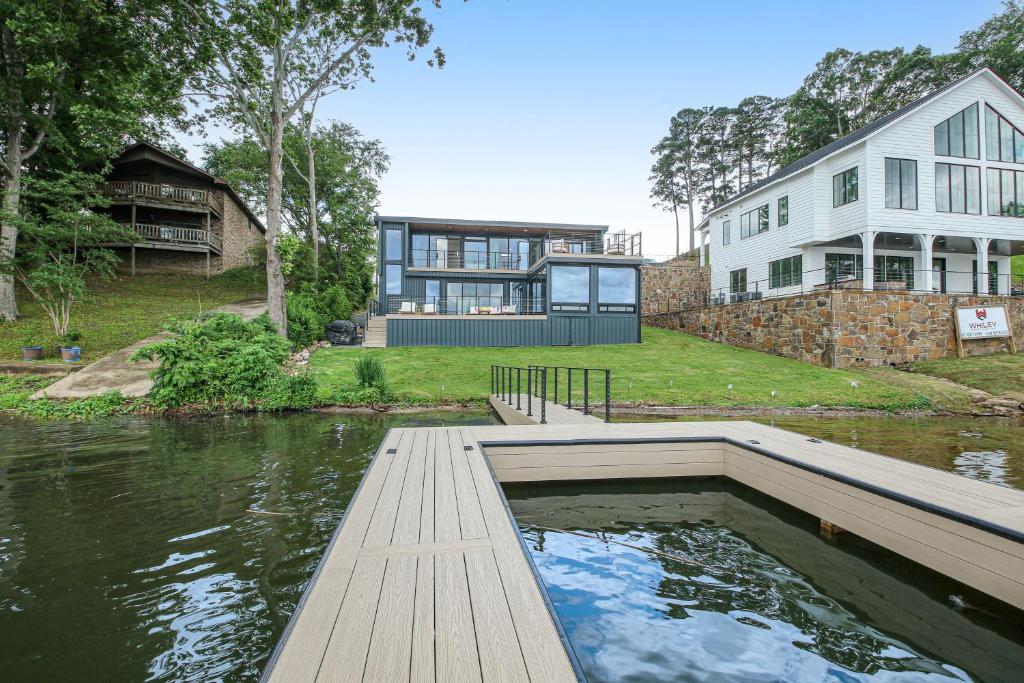 Luxury Container Home by the Lake – Hot Springs Design
