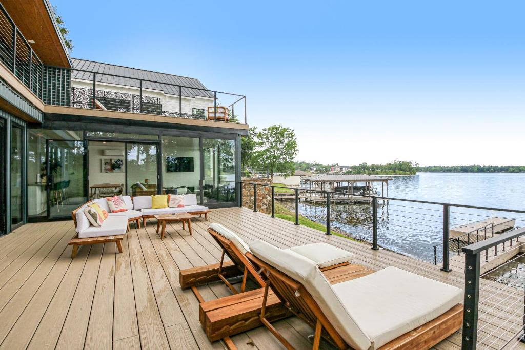 Luxury Container Home by the Lake – Hot Springs Design