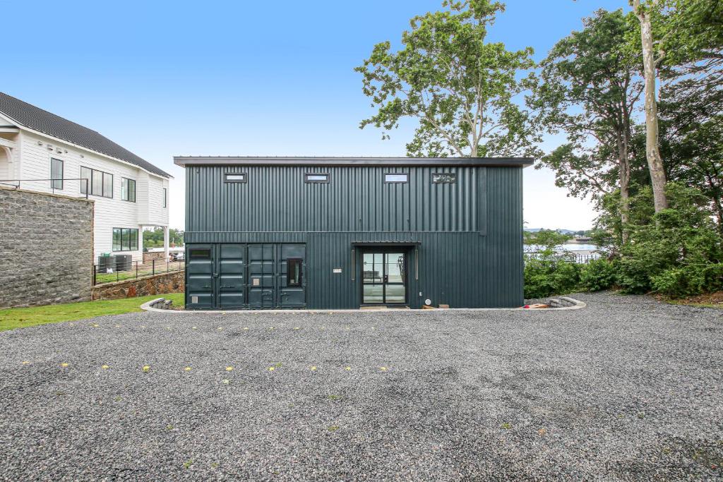 Luxury Container Home by the Lake – Hot Springs Design