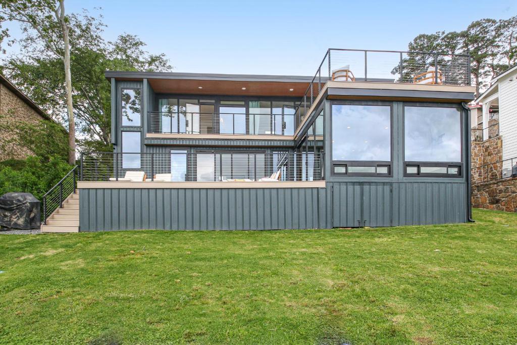 Luxury Container Home by the Lake – Hot Springs Design