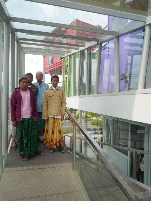 Contertainer – Shipping Container Polyclinic and Library, Indonesia