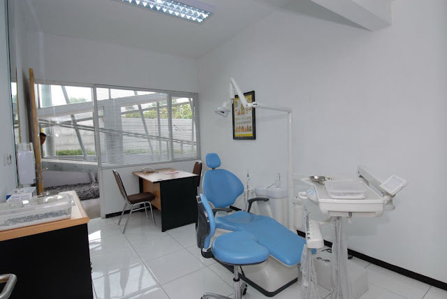 Contertainer – Shipping Container Polyclinic and Library, Indonesia