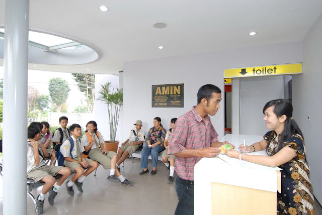 Contertainer – Shipping Container Polyclinic and Library, Indonesia