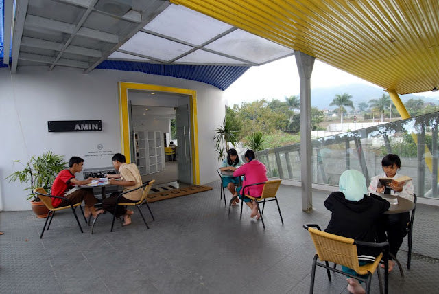 Contertainer – Shipping Container Polyclinic and Library, Indonesia