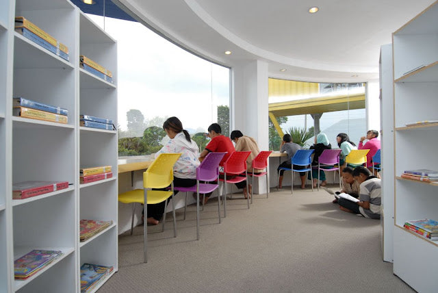 Contertainer – Shipping Container Polyclinic and Library, Indonesia