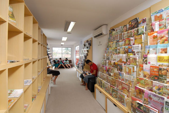 Contertainer – Shipping Container Polyclinic and Library, Indonesia