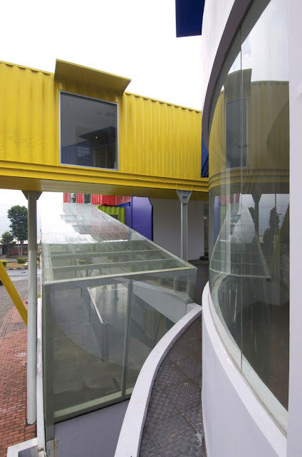 Contertainer – Shipping Container Polyclinic and Library, Indonesia