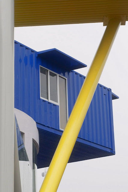 Contertainer – Shipping Container Polyclinic and Library, Indonesia