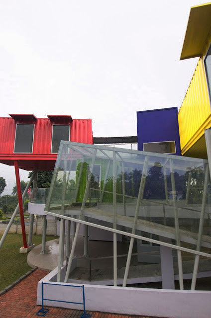 Contertainer – Shipping Container Polyclinic and Library, Indonesia