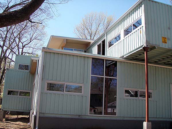 Glassberg Container House – Reinvented for the Tropics by Hybrid Cargotecture