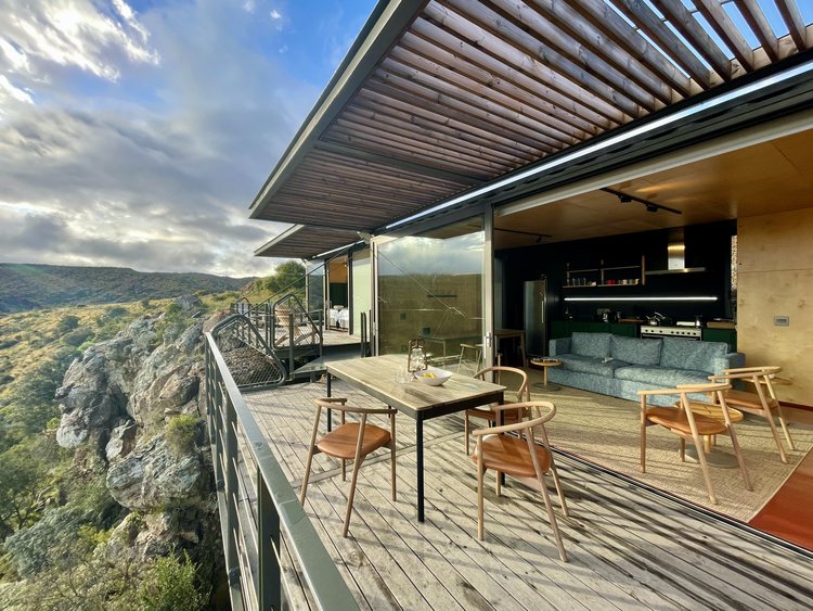 Karoo Uitkyk – Off-Grid Shipping Container Home with Cantilevered Deck, South Africa
