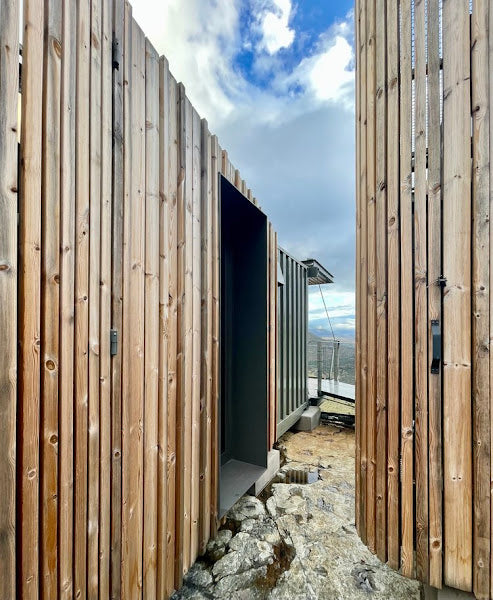 Karoo Uitkyk – Off-Grid Shipping Container Home with Cantilevered Deck, South Africa