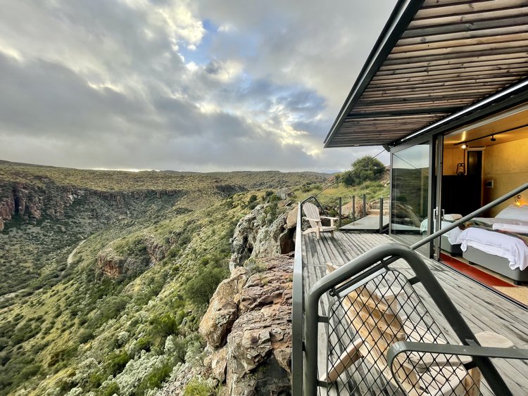 Karoo Uitkyk – Off-Grid Shipping Container Home with Cantilevered Deck, South Africa