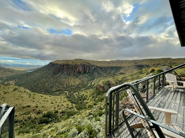 Karoo Uitkyk – Off-Grid Shipping Container Home with Cantilevered Deck, South Africa