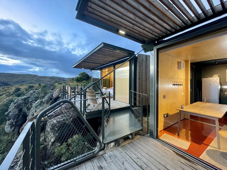 Karoo Uitkyk – Off-Grid Shipping Container Home with Cantilevered Deck, South Africa
