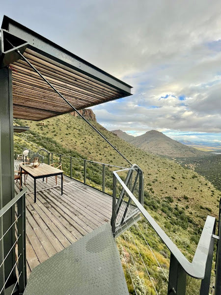 Karoo Uitkyk – Off-Grid Shipping Container Home with Cantilevered Deck, South Africa