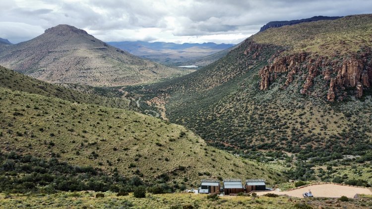 Karoo Uitkyk – Off-Grid Shipping Container Home with Cantilevered Deck, South Africa