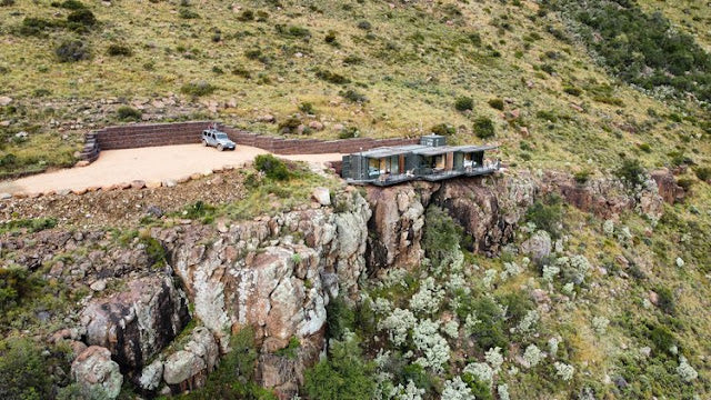 Karoo Uitkyk – Off-Grid Shipping Container Home with Cantilevered Deck, South Africa