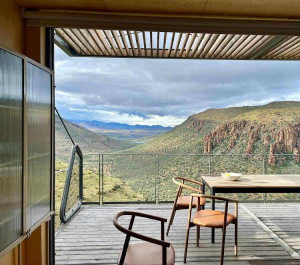 Karoo Uitkyk – Off-Grid Shipping Container Home with Cantilevered Deck, South Africa