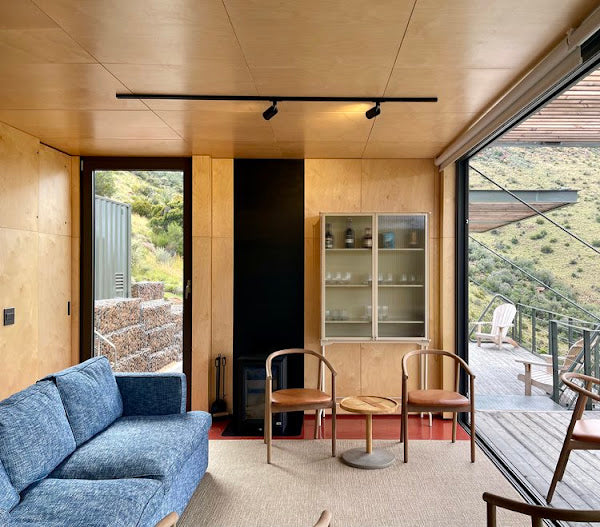 Karoo Uitkyk – Off-Grid Shipping Container Home with Cantilevered Deck, South Africa