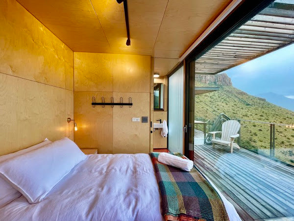 Karoo Uitkyk – Off-Grid Shipping Container Home with Cantilevered Deck, South Africa