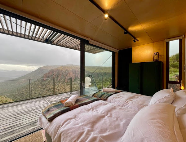 Karoo Uitkyk – Off-Grid Shipping Container Home with Cantilevered Deck, South Africa