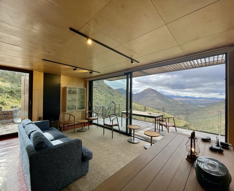 Karoo Uitkyk – Off-Grid Shipping Container Home with Cantilevered Deck, South Africa